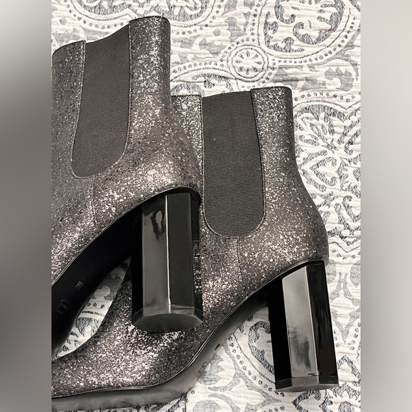 Donald Pliner Laila Booties Silver Glitter Suede Octangular Heel Sz 7M - Picture 11 of 11